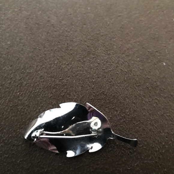 Small silver pin with pearl🥰 - Picture 2 of 2